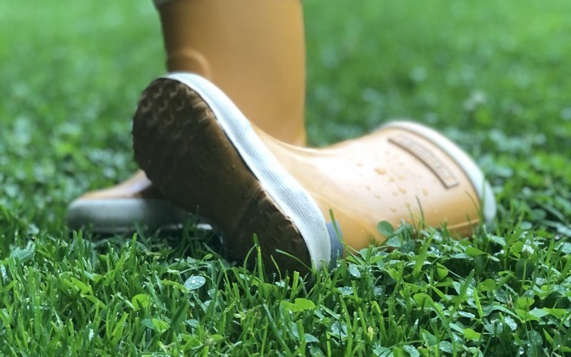 Gummistiefel auf der Spielwiese