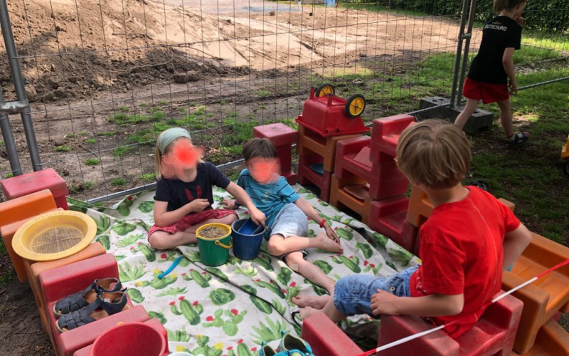 Kinder bauen den neuen Kindergarten.